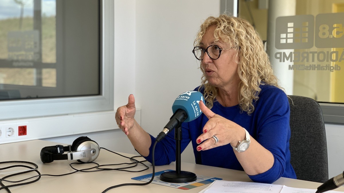 La candidata d'ERC Tremp, Pilar Cases, durant l'entrevista a Ràdio Tremp