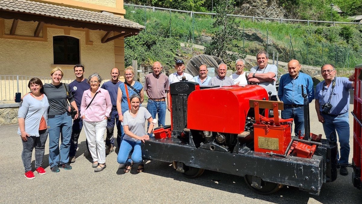 Extreballadors de Fecsa i veïns de la Vall Fosca al costat del mític tren, en una imatge d'arxiu