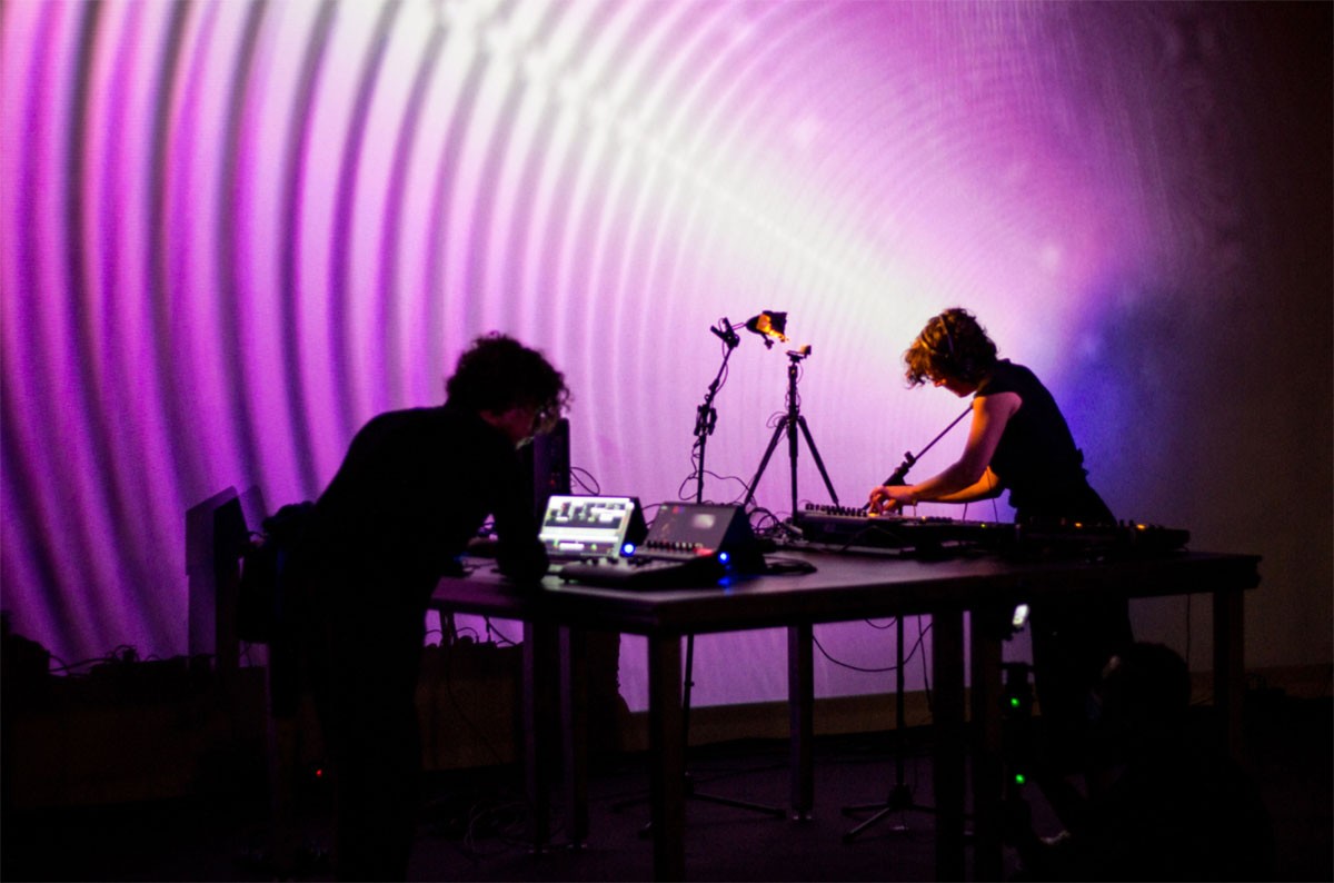 Tarik Barri i Lea Fabrikant fan una performance audiovisual que fa dialogar l'espai 3D i la improvisació vocal