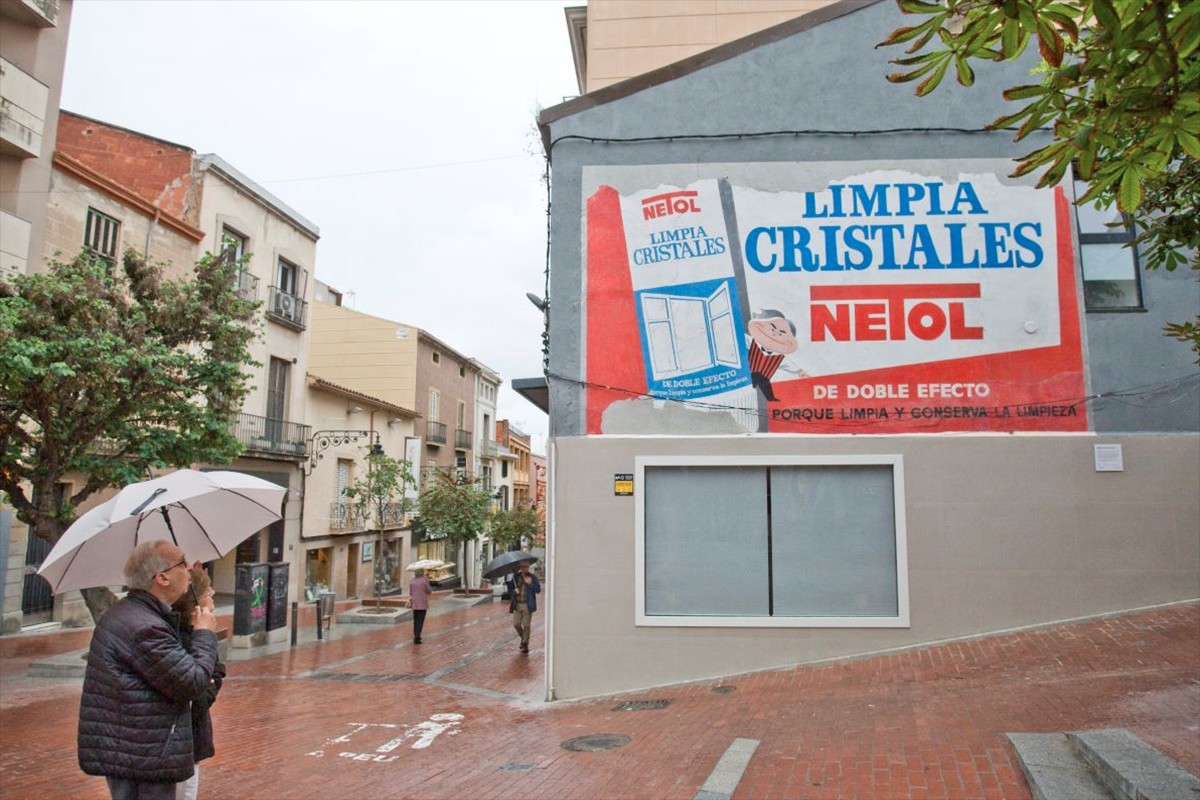 L'anunci de Netol Terrassa ja torna a lluir al capdamunt del carrer de la Font Vella