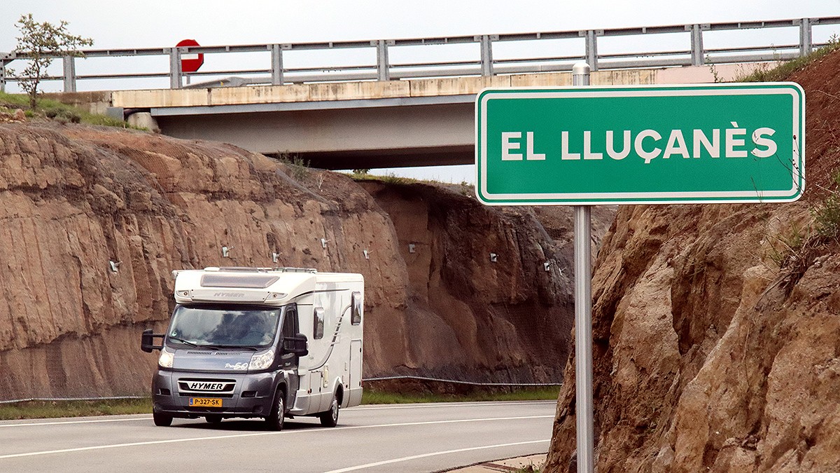 Una autocaravana surt del Lluçanès direcció al Berguedà per la C-62.
