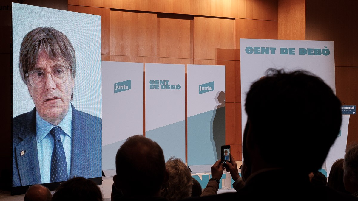 Puigdemont, a través d'un vídeo, durant el míting final de Junts a Vic