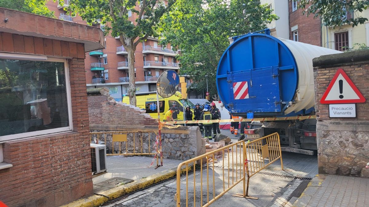 Imatge del camió que ha xocat contra el mur a l'hospital de Sant Pau.