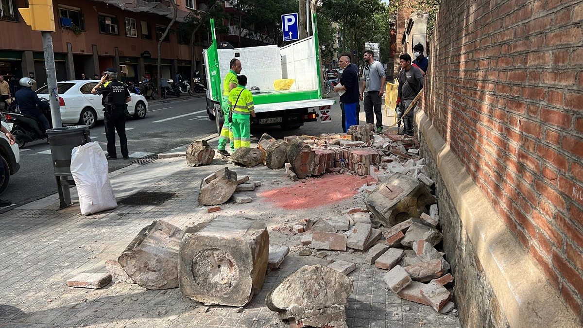 El mur caigut del recinte modernista de Sant Pau després que un camió hi xoqués