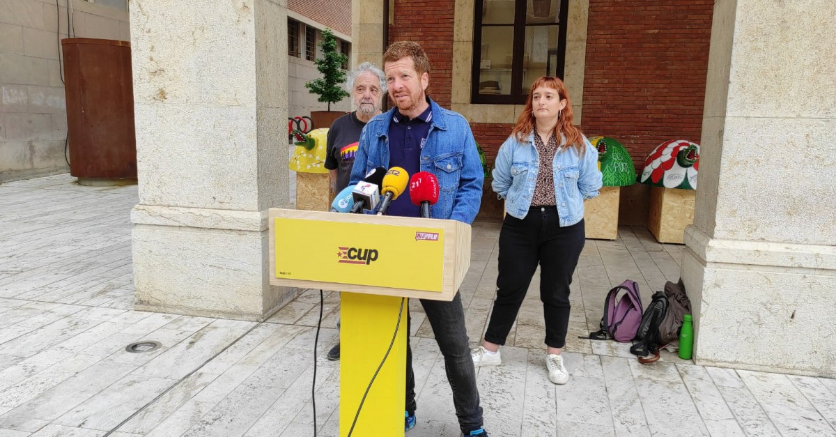 Roda de premsa de la CUP Tortosa a la Plaça de l’Ajuntament 