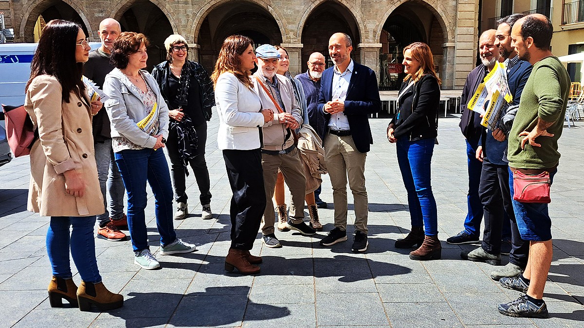 Laura Vilagrà, Joan Cals, Marc Aloy i Mariona Homs conversen entre altres candidats d'ERC Manresa