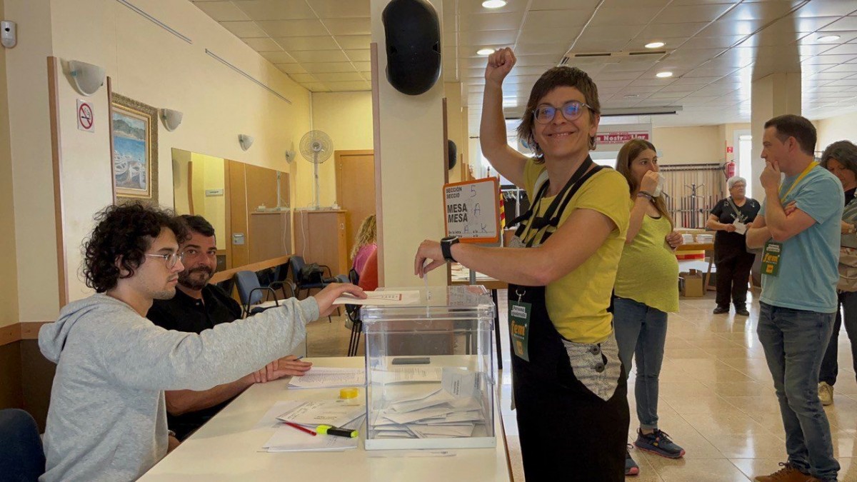 Roser Alegre votant al barri de Valldaura