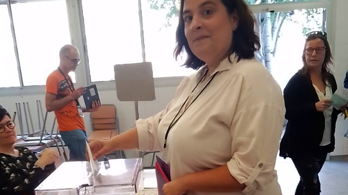 Ana Querol votant a l'Escola la Séquia