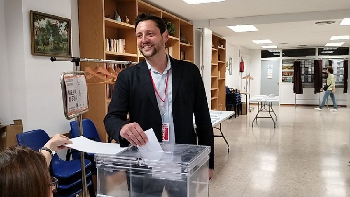 Rubén Viñuales, candidat del PSC, exercint el seu dret a vot aquest 28 de maig.