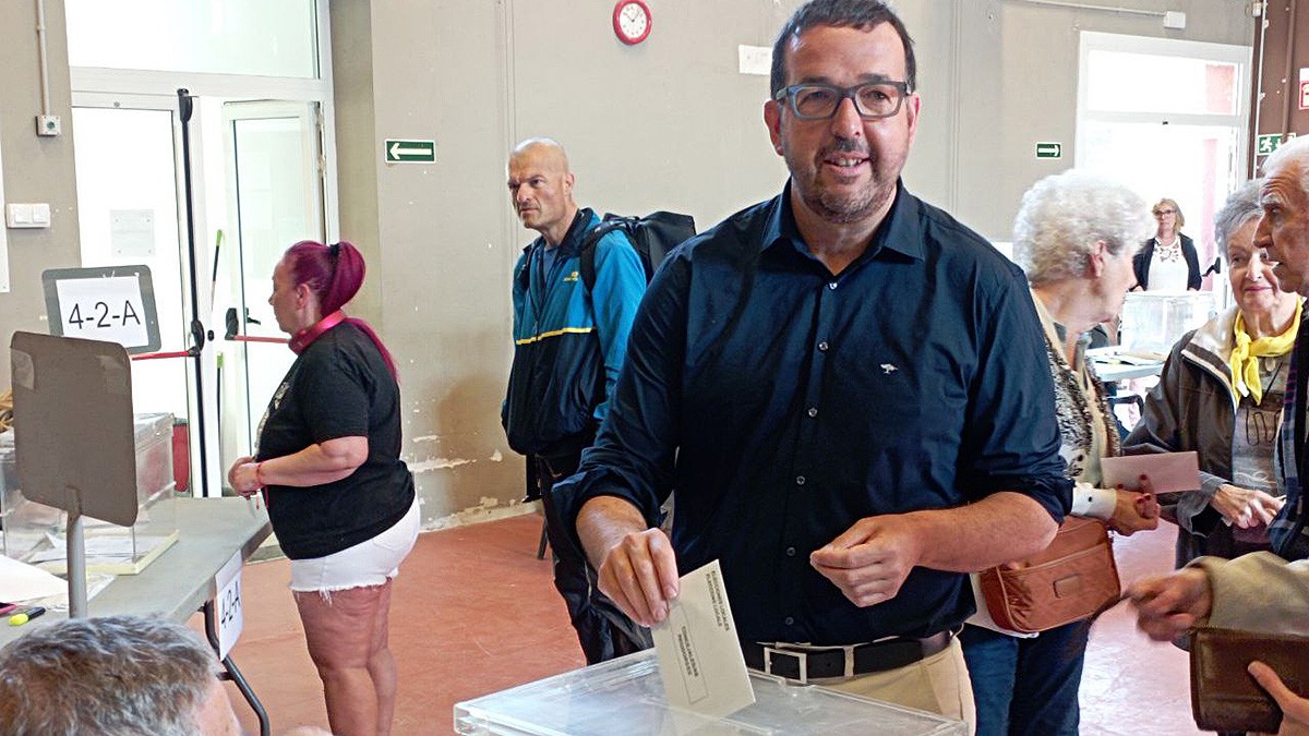 Albert Castells (Junts per Vic) votant a l'Escola Doctor Joaquim Salarich de Vic.