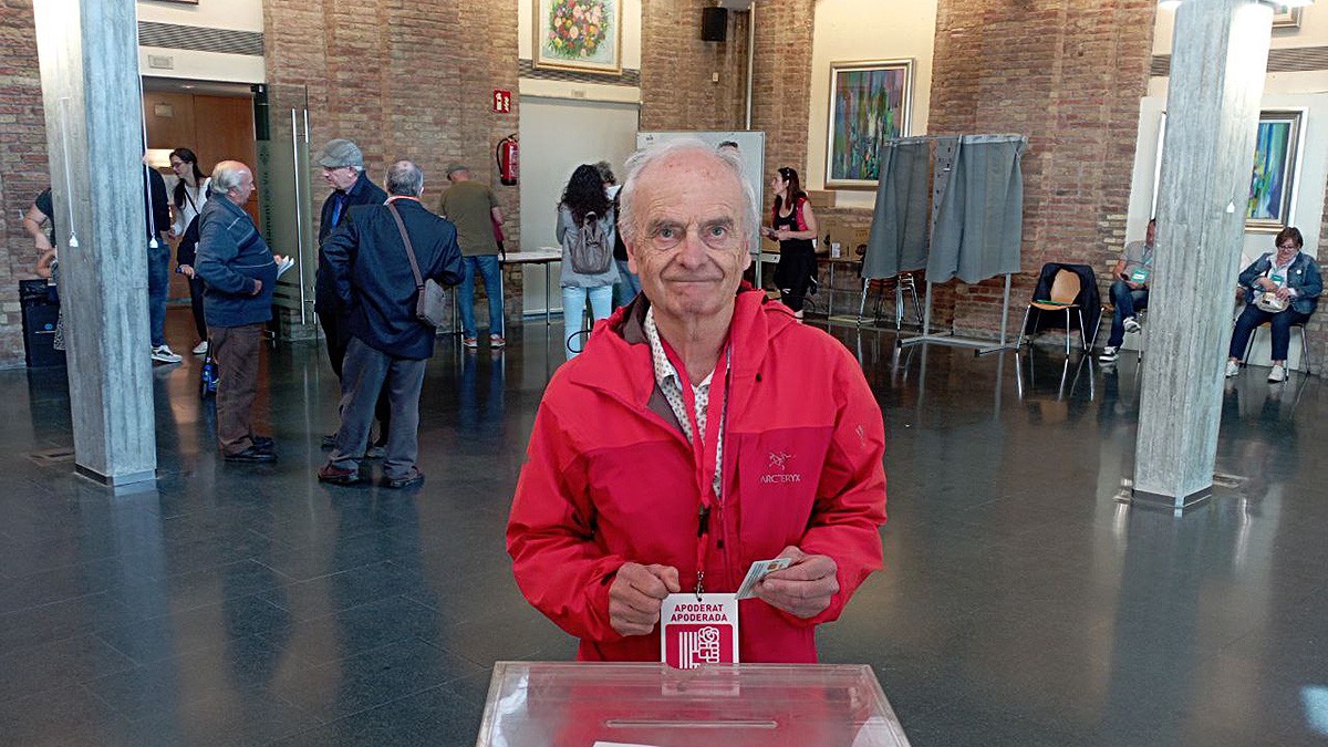 Miquel Ylla (PSC Vic) votant al Sucre de Vic.