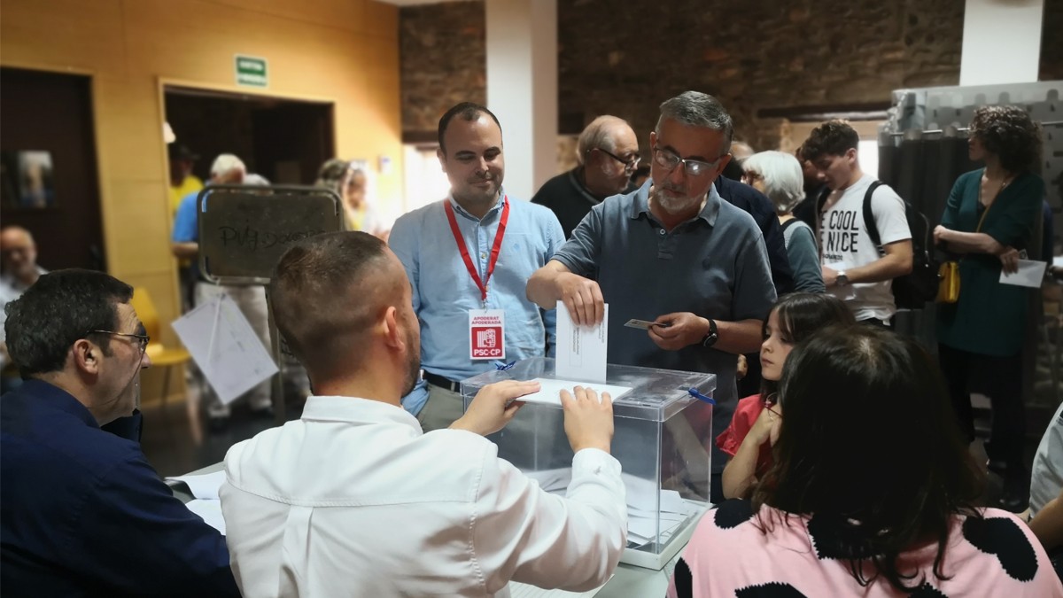 Joan Castaño votant en les eleccions del 28-M a Sant Celoni