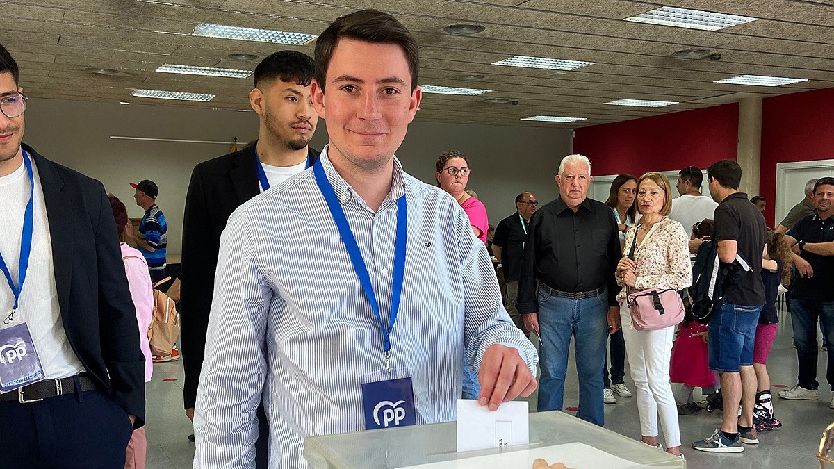 Pau Ferran (PP Vic) votant al col·legi electoral Josep Guiteras.