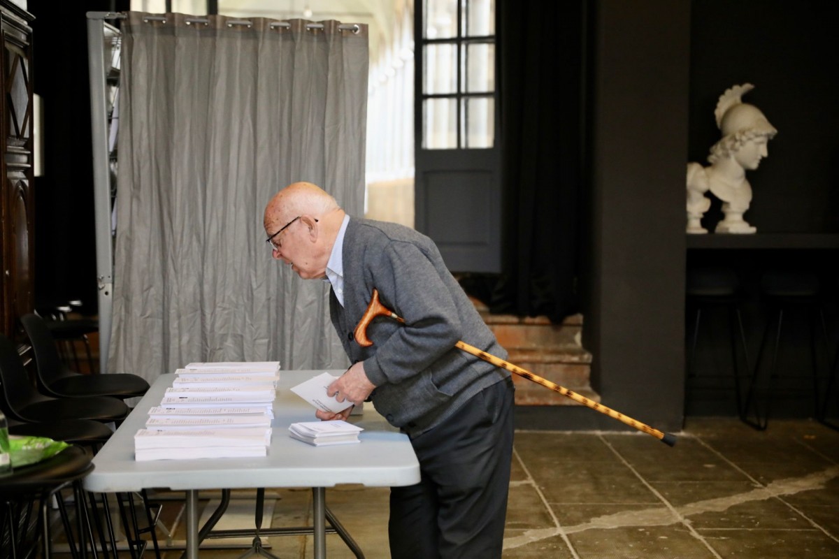 Un senyor votant a Olot