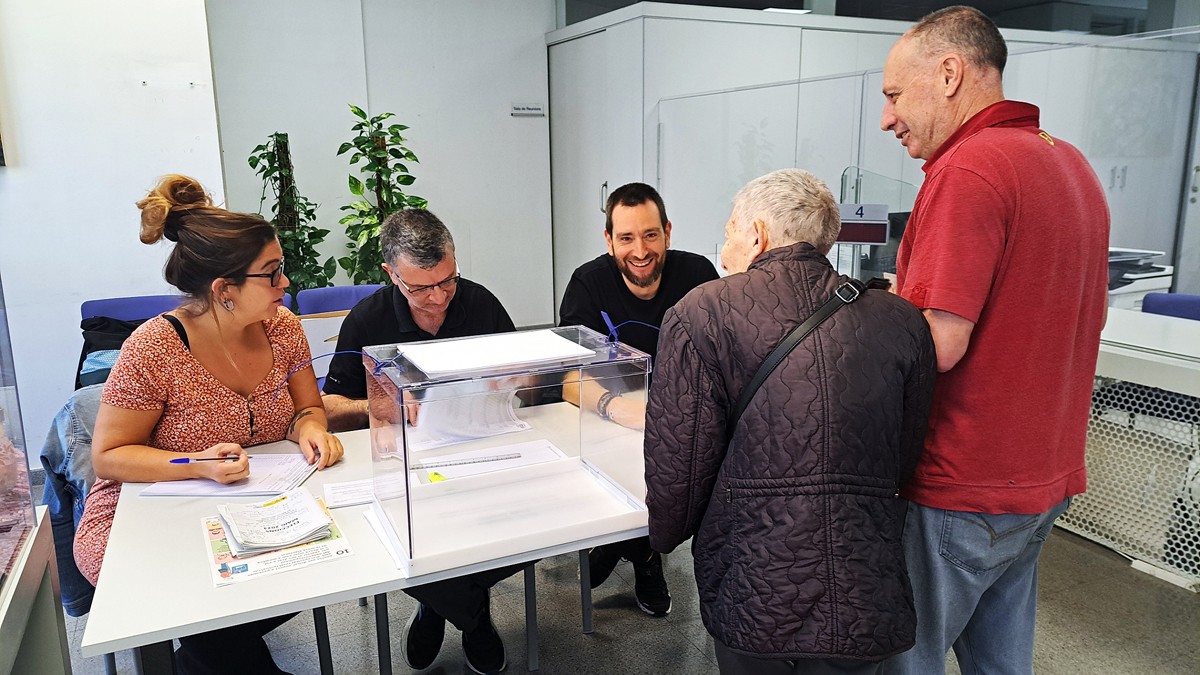 Dos electors votant aquest diumenge al col·legi de la plaça Major de Manresa