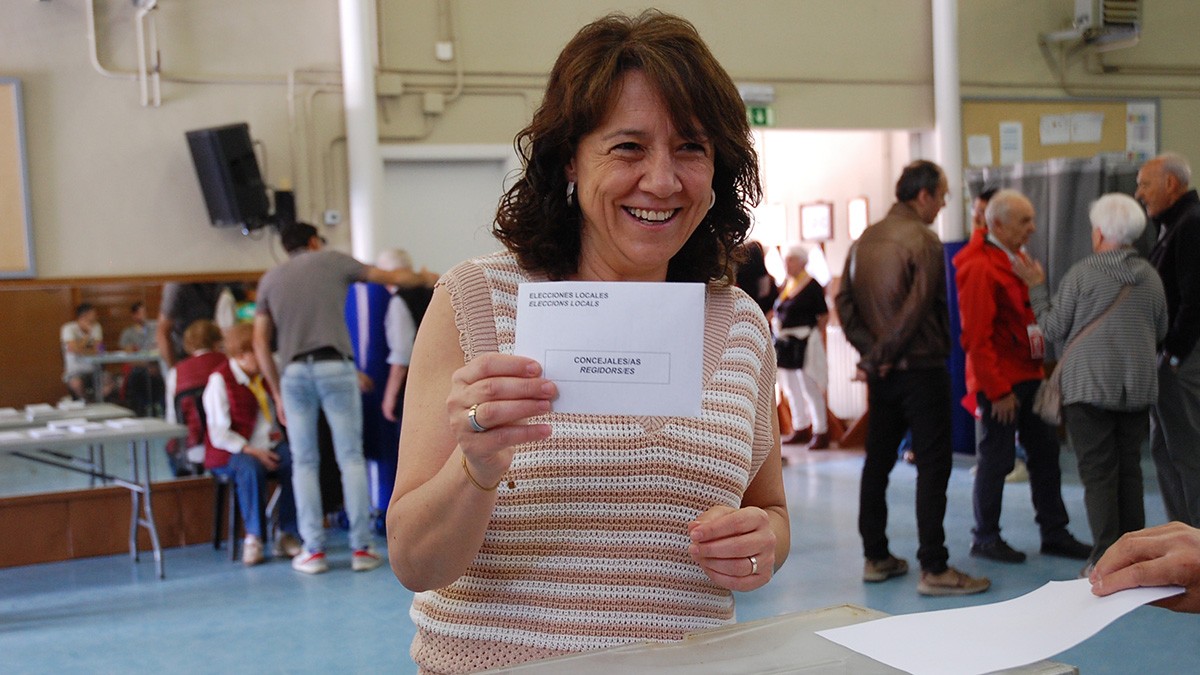 Anna Erra votant aquest 28-M a l'Escola Guillem de Mont-Rodon