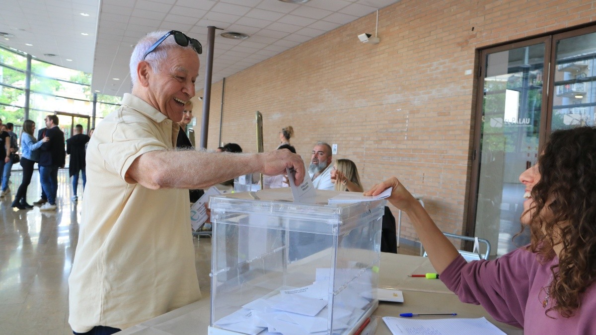 Un home vota a la col·legi electoral del Recinte Firal del Palau de Congressos de Tarragona.