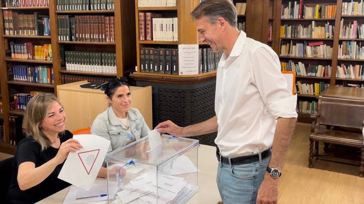 Anjo Valentí votant a l'Institut Lluís de Peguera