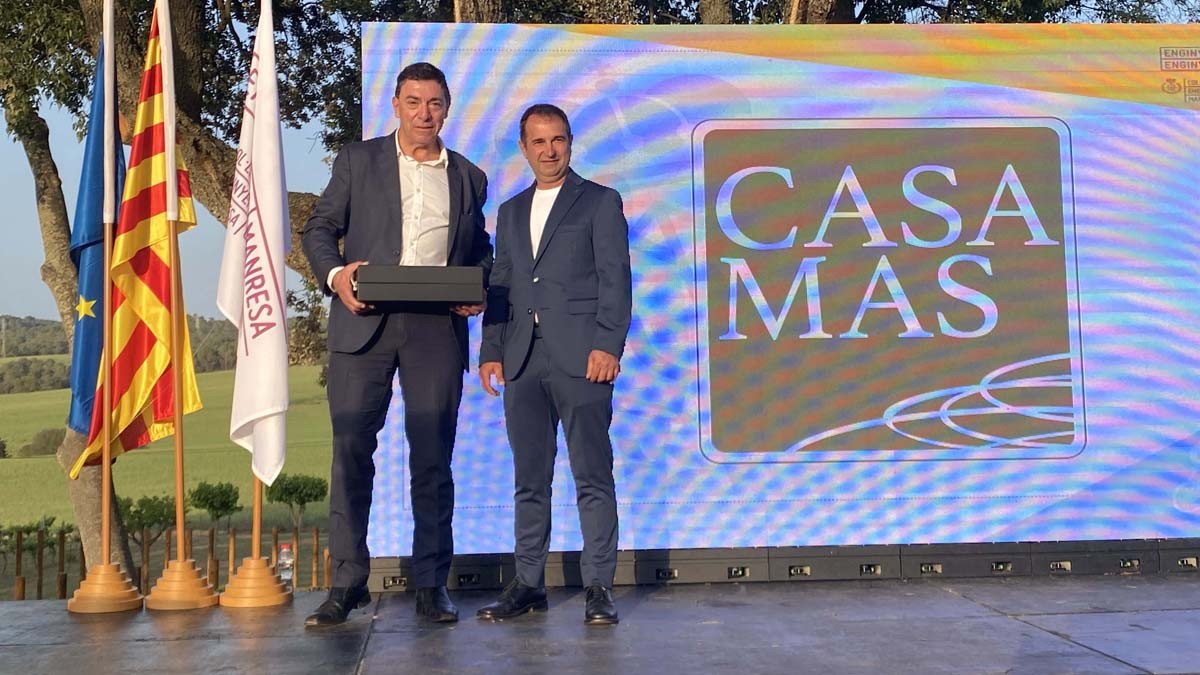 Sebastià Mas recollint el premi de Promoció del Territori del CETIM a Casa Mas