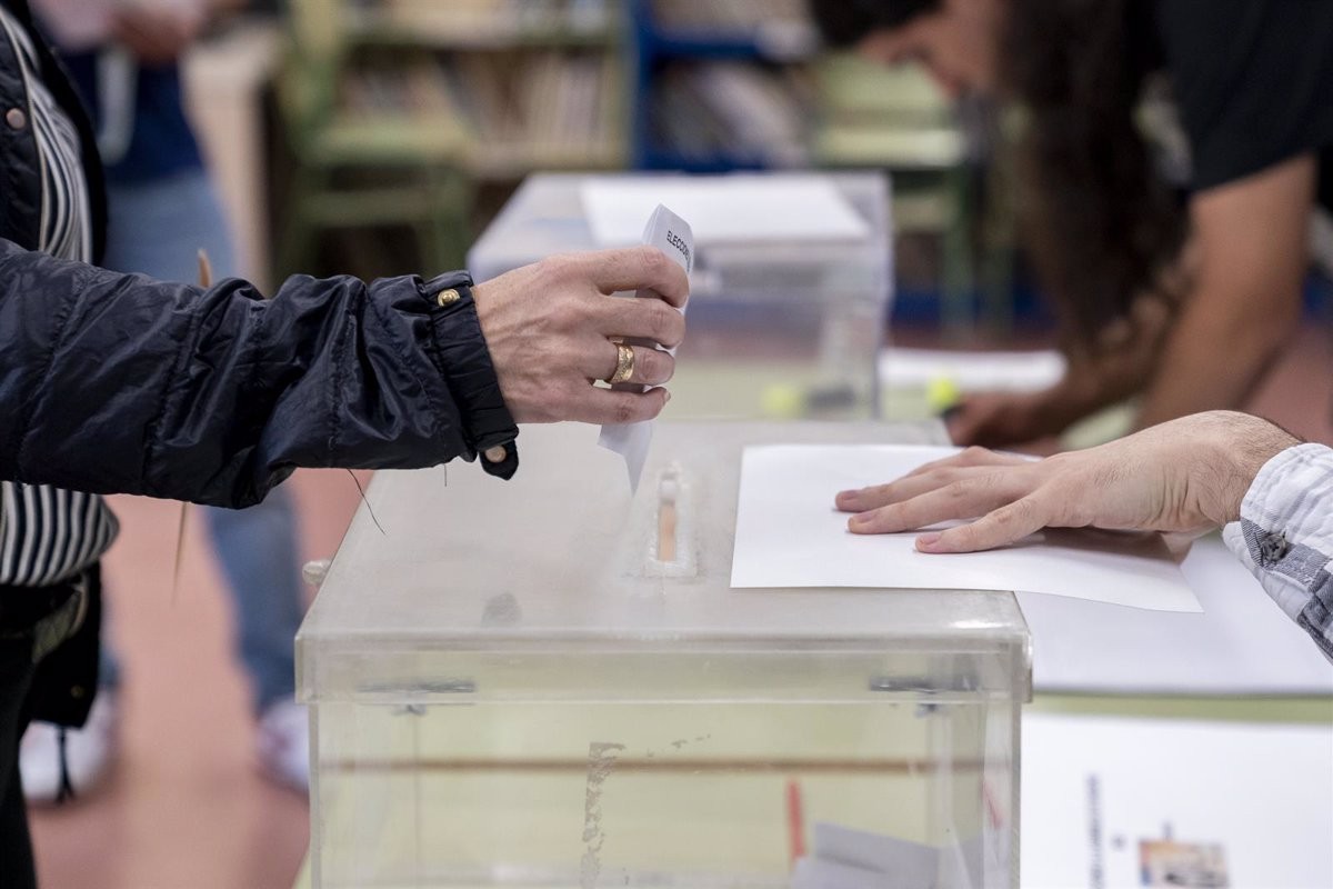 Una persona vota en un col·legi electoral