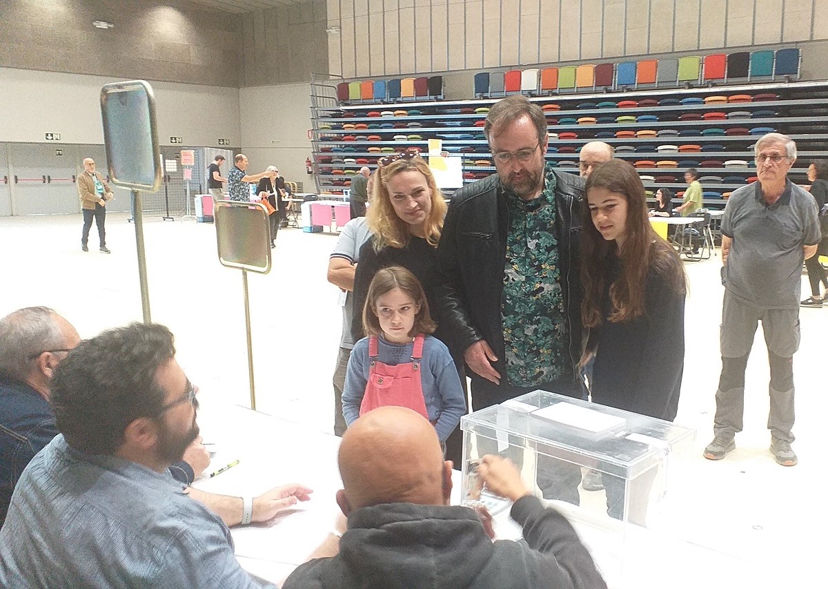 Roger Mas, acompanyat de la família, ha votat pocs minuts després de l'obertura del col·legi electoral