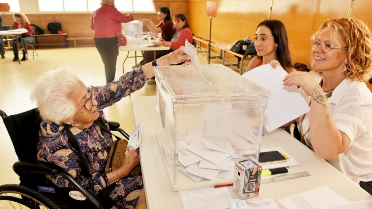 Una dona votant al Vendrell.