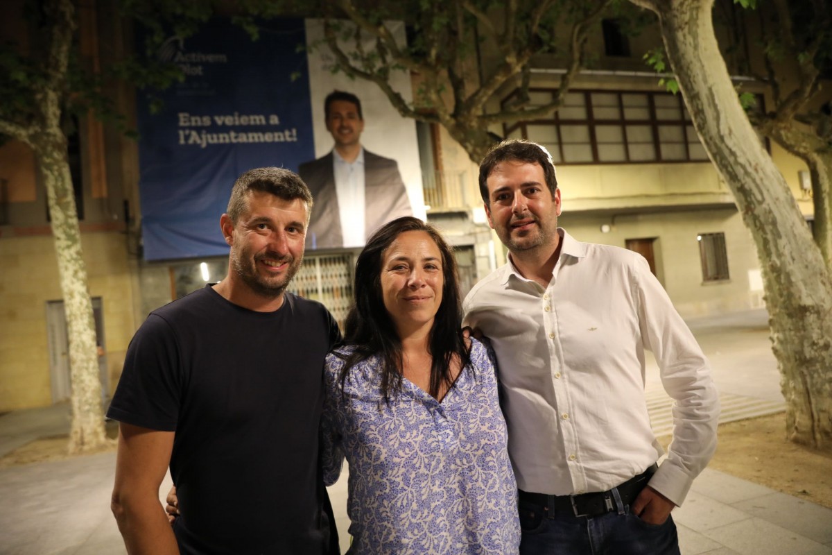 Els tres primers membres de la llista d'Activem Olot aquest diumenge durant la nit electoral