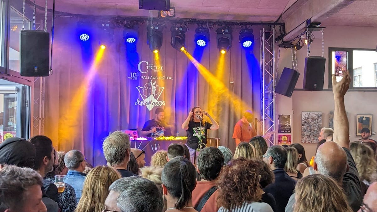 JazzWoman, durant la seva actuació a la festa d'aniversari de Pallars Digital