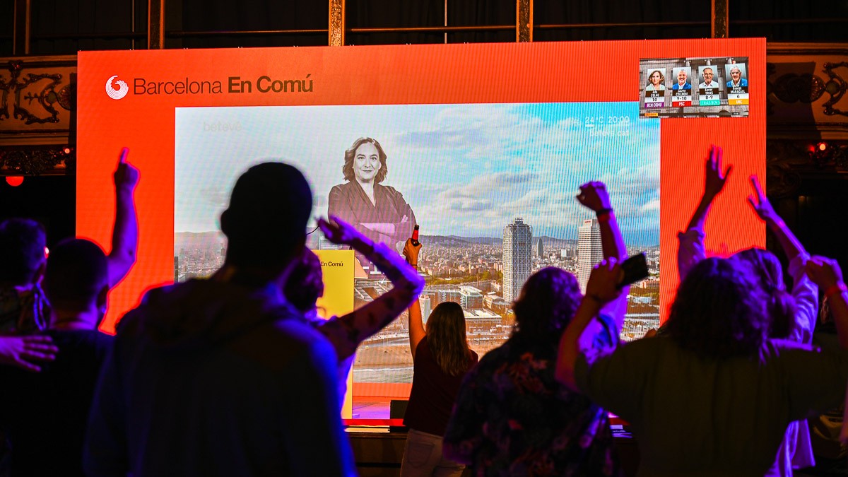 Simpatitzants de Barcelona en Comú, durant la nit electoral, davant una imatge d'Ada Colau