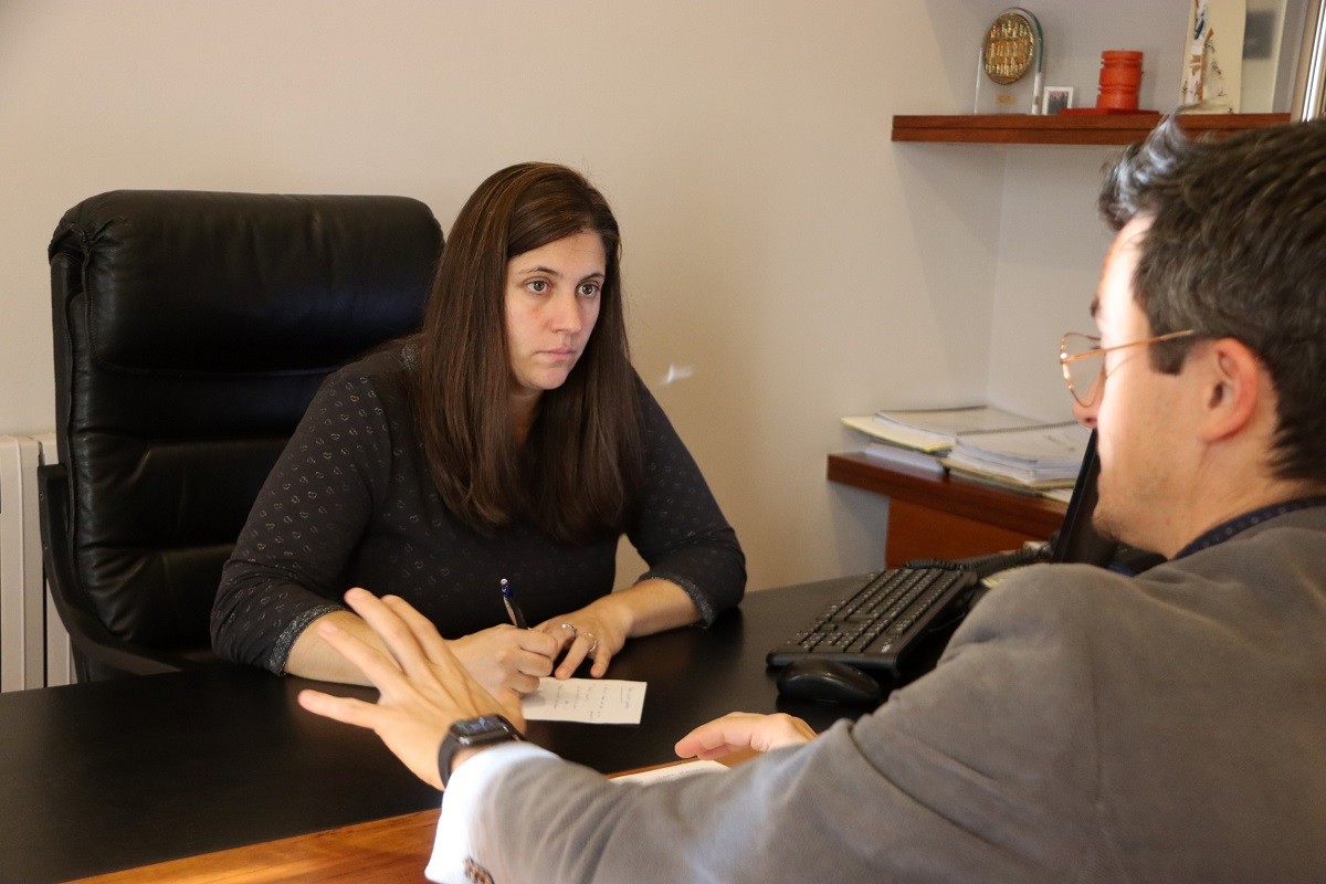 ​La presidenta del Consell Comarcal del Solsonès, Sara Alarcón, al seu despatx conversant amb un treballador de l'ens