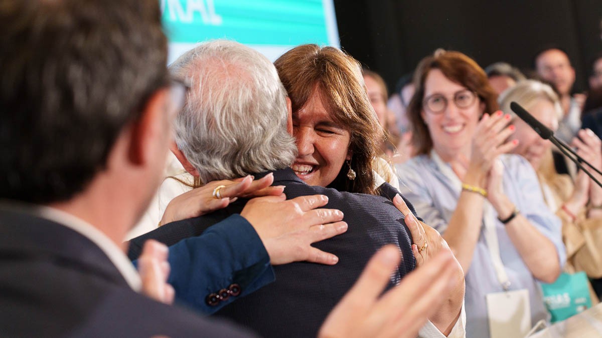 Borràs abraça Trias un cop confirmada la victòria del candidat a les urnes el 28-M