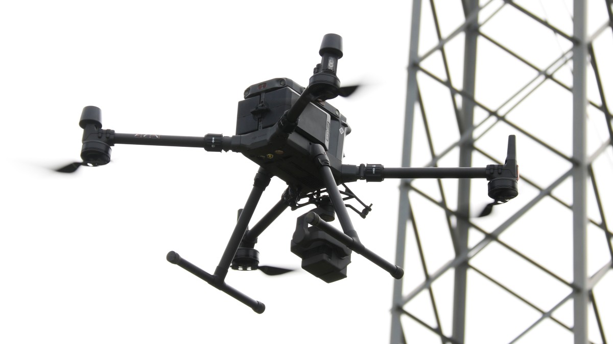 Imatge del dron d'Endesa per supervisar les línies elèctriques de la companyia.