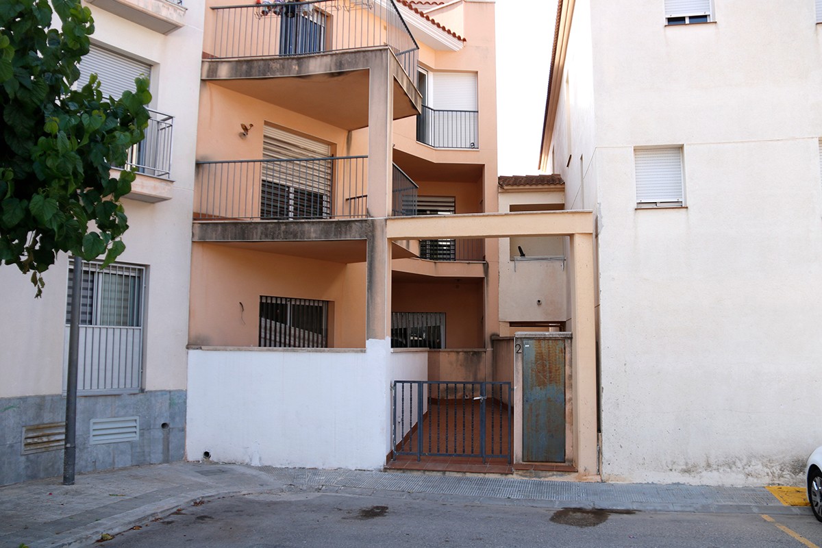 Pla general del bloc de pisos de la plaça Martorell de Roda de Berà que va ser desallotjat l'any passat.