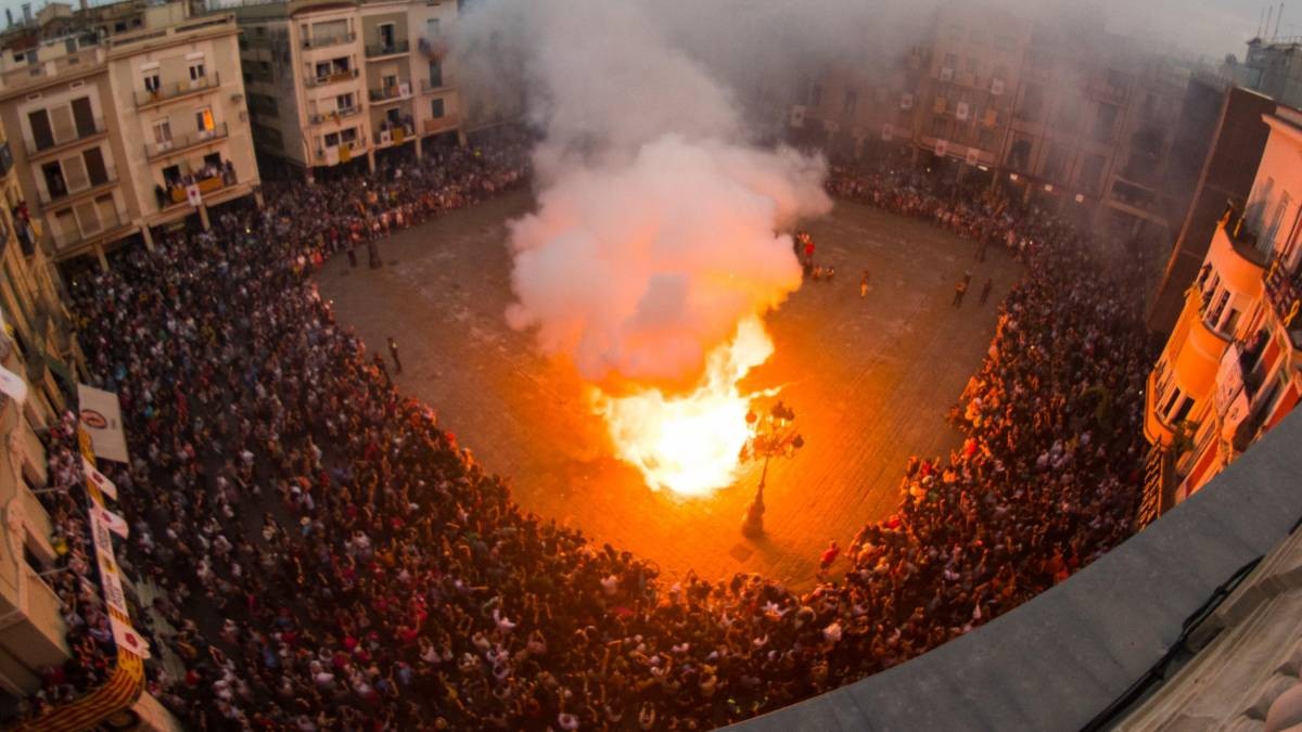 El dia de Sant Joan a Reus, després del pregó de festes, s'encén la primera Tronada de Festa Major