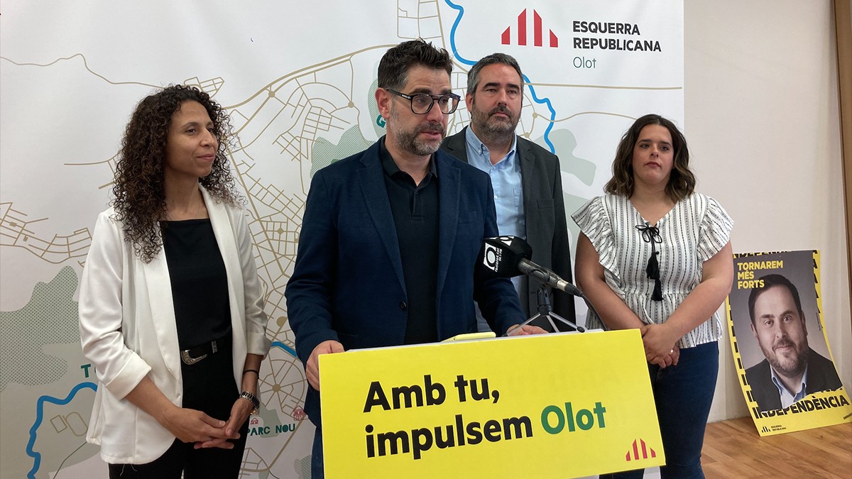 Josep Quintana amb membres d'ERC Olot a la seu del partit aquest dimecres