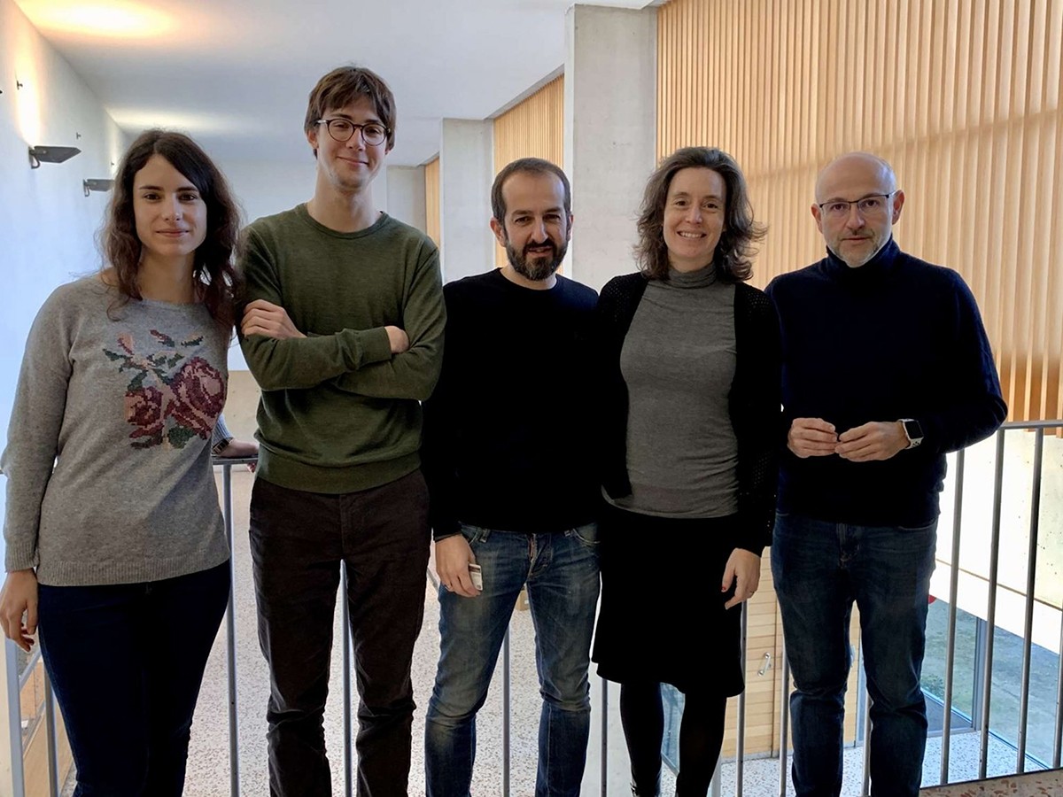 Membres de l'equip investigador de la URV format per Rosa M. Garcia, Lluc Font, Roger Guimerà, Marta Sales i Sergio Nasarre (d'esquerra a dreta).