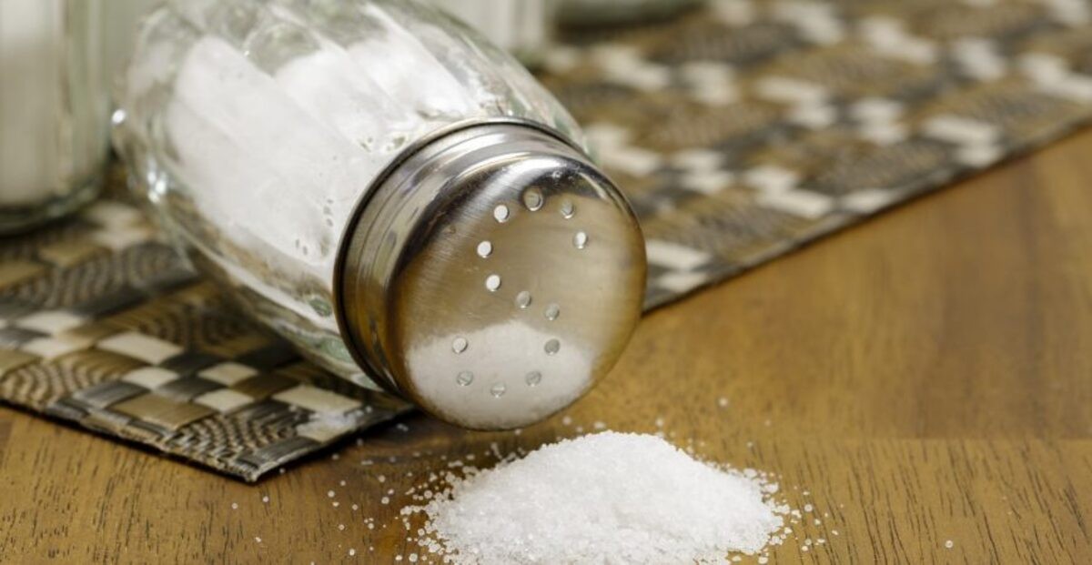 L'arròs ajuda a retenir la humitat dins del saler i evitar l'enduriment de la sal.