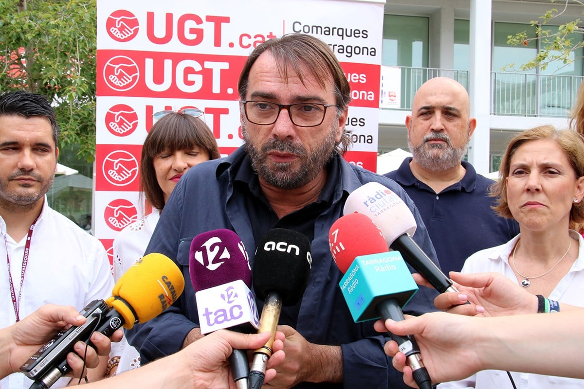 Camil Ros, secretari general d'UGT Catalunya, atenent els mitjans de comunicació al Campus Catalunya de la URV a Tarragona.