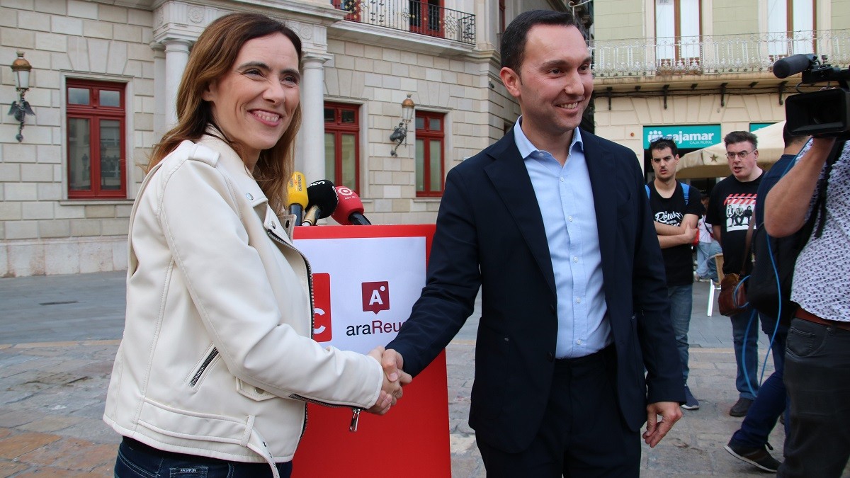 La cap de llista del PSC, Sandra Guaita, i el d'Ara Reus, Daniel Rubio, escenificant el pacte a Reus