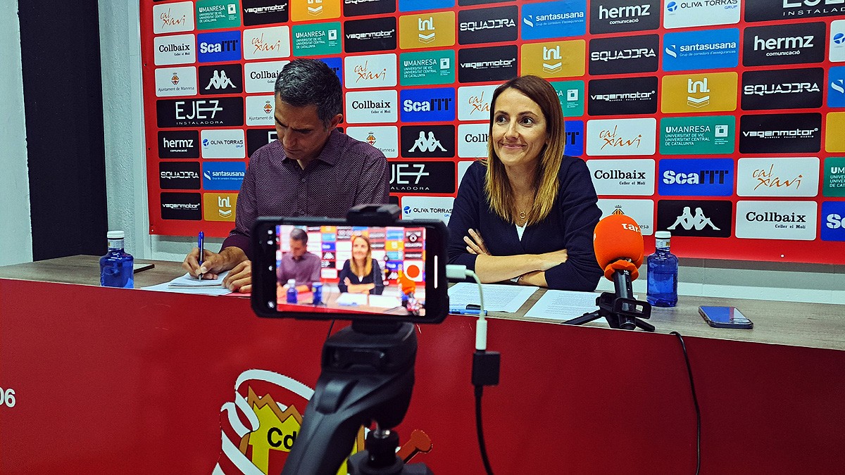 Francesc Sòria i Ruth Guerrero durant la roda de premsa a la seu del club
