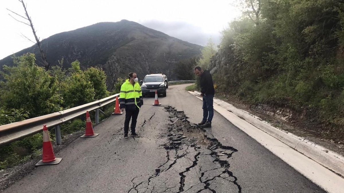 Uns operaris observant una carretera malmesa del Pallars, en una imatge d'arxiu