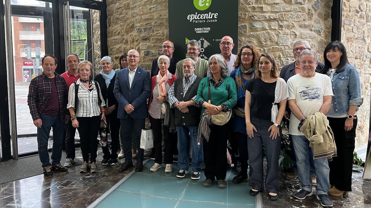 Els responsables del Consorci de Comerç amb diversos artesans de l'Alt Pirineu, aquest dijous a Tremp