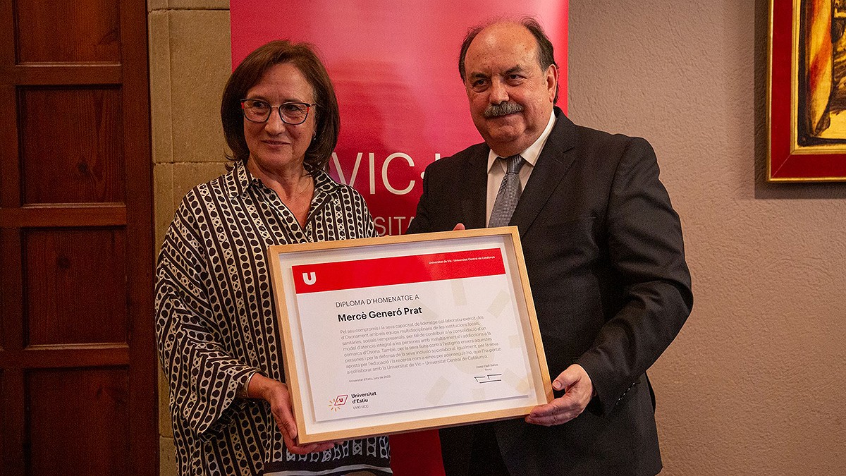 El rector de la UVic-UCC Josep-Eladi Baños i la gerent d'Osonament Mercè Generó, ahir a l'Ajuntament de Vic.