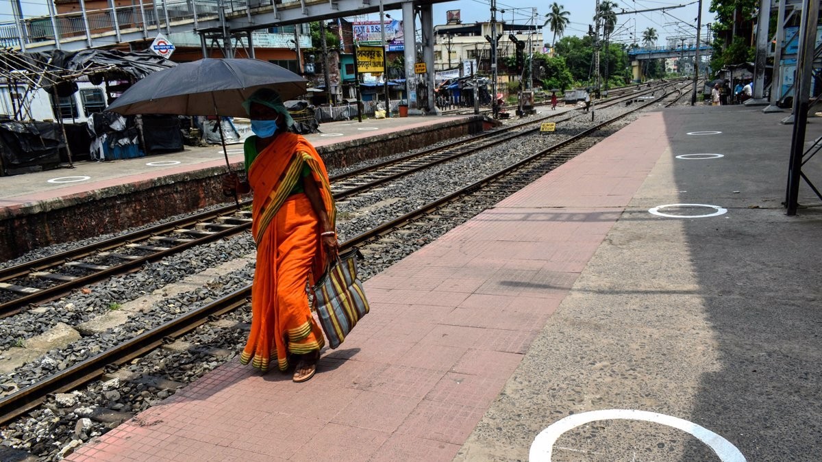 Una dona  al'estació de trens de Calcuta, a l'Índia