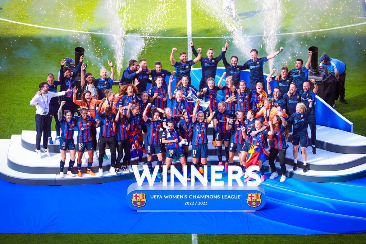 Les jugadores del Barça aixecant el títol a Eindhoven