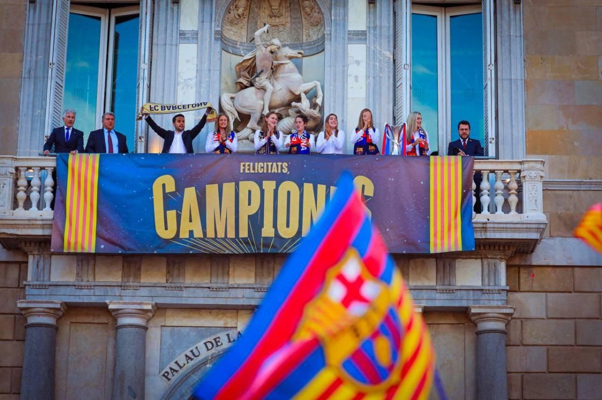 Les jugadores del Barça, al balcó de la Generalitat