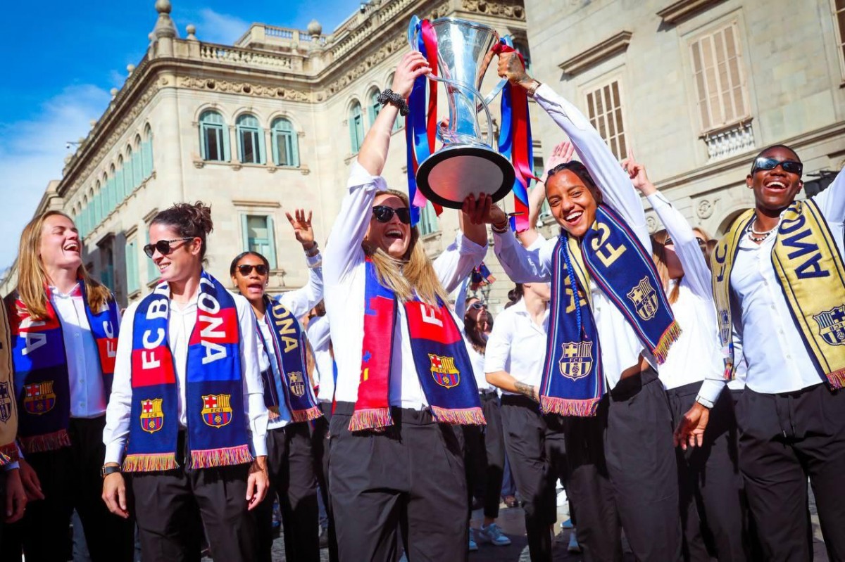Les jugadores del Barça, celebrant la Champions a Sant Jaume