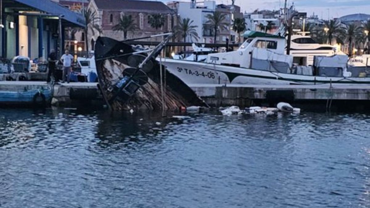 Imatge del vaixell que s'ha enfonsat al Port de Tarragona.