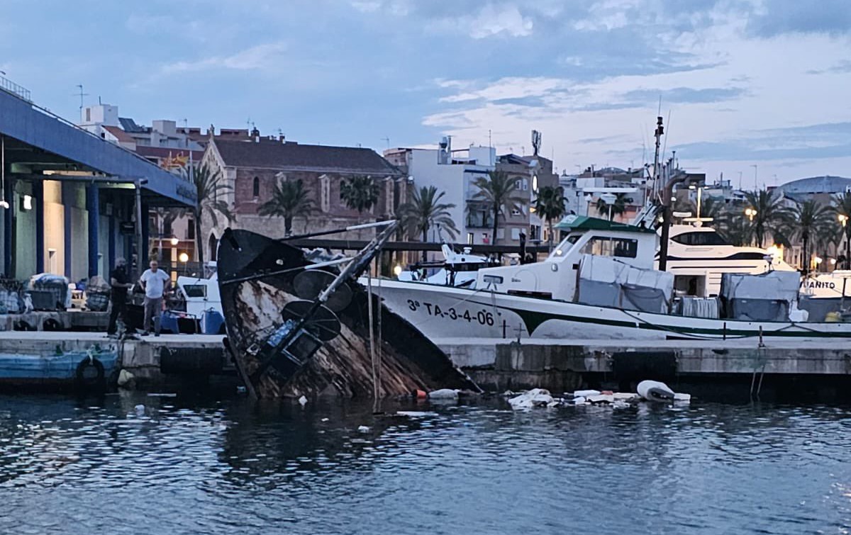 La nau enfonsant-se al Port de Tarragona.