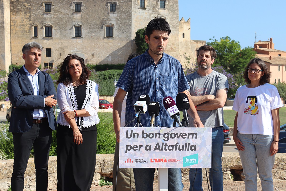L'alcaldable per L'EINA-ERC, Jordi Molinera, acompanyat de la resta de regidors mentre anuncia l'acord amb Junts per Altafulla.